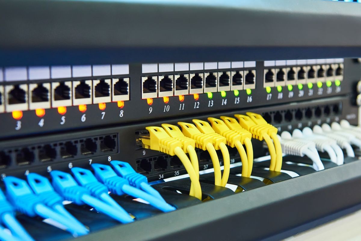 Câbles et connecteurs dans le commutateur sur le rack de l'équipement de réseau